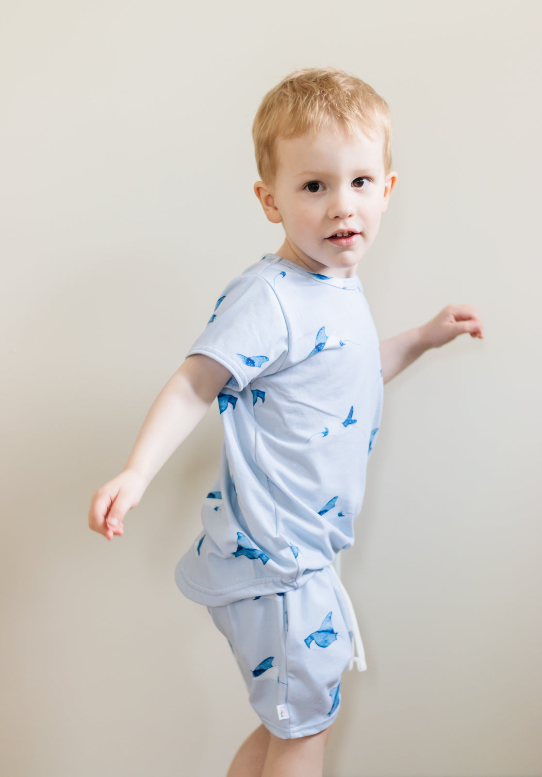 3T and 5T Curved Hem Tee in Sting Rays